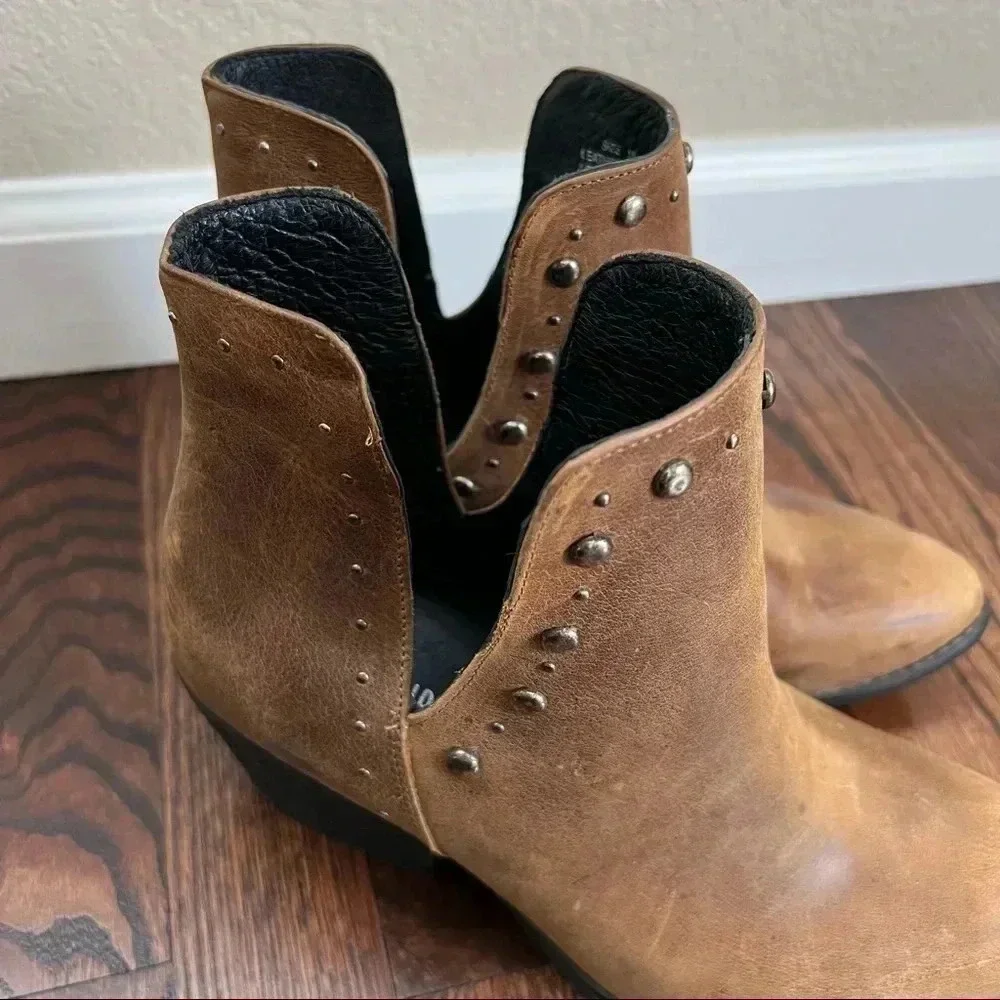 Musse & Cloud Aster Ankle Boots Booties Brown Leather Women’s size 10 Studs $105